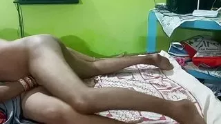 Desi bhabhi ki kali chut ko choda