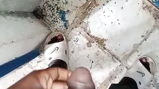 Toylet me hila rha tha