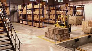 The office wife #31 - Dixon played with Stacy with the new toy ... Derrick fucked Stacy in the shop ... The workers play