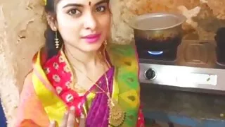 Bhabhi Khana Paka Raha tha Ushe Andhera me leke Chud Diya