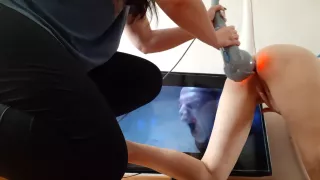 Vebala Ee V Zhopu Pered Televizorom Vibriruushim Massazherom