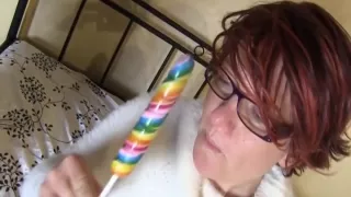 Reudige Milf Steckt Sich Lolli In Die Fotze