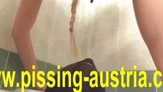 mistress vivien pee on maskjoe