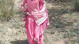 husband wife Jungle ghumne Gaya Patni ko Jameen per Leta kar sabse badhiya chudai Kiya