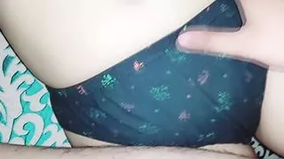 Desi bhabhi bahar thi tabhi vaha usaka padoshi aya or bhabhi ko chod diya