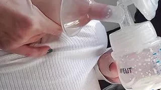 How to pump breastmilk