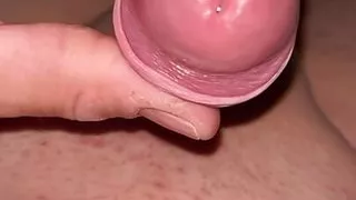 Gros plan sur mon gland qui mouille et qui gicle