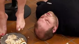 Food time, foot fetish