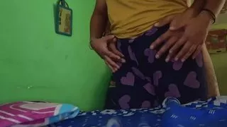 Makan malkin ki ladki ko room p bula k thoka..