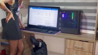 The company's computer was damaged. The engineer arrives to fix it and I take it.