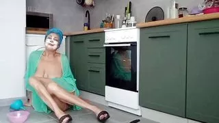 Slut mom cooking sramble eggs in her pussy for breakfast