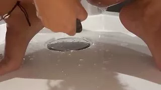 Bath time pussy shaving - sweet Arabic real amateur