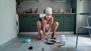 Slut Mom Pours Dough Into Her Pussy And Bakes Pancakes