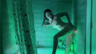 Amateur Slut Tastes Her Toy After Fucking It In The Shower