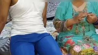 Stepmom ne first time stepson ko batya ke sex kasa karta hy, Desi stepmom and Indian stepson sex video with dirty hindi talk