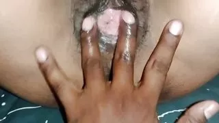 Raat me bhabhi ke bur me ungali dalkar choda