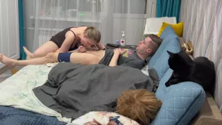 Zaimites Seksom Lezha Ryadom S Nei Na Divane (s Razgovorami)