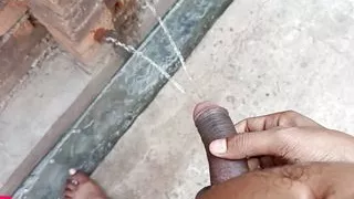 Gao ka ladka nanga hokar sabke samne mut diya