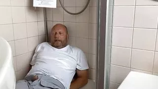 Faggot loves to piss over himself