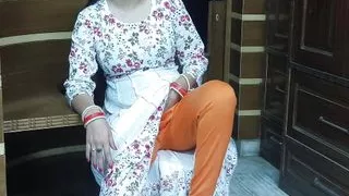 Pdosi hua tharki bhabhi ko dekh gaand mari bhabhi ki ghr pe