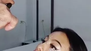 TREMENDOUS BRUNETTE gives me a blowjob, she has a deep throat that impresses how deep and hot it is!