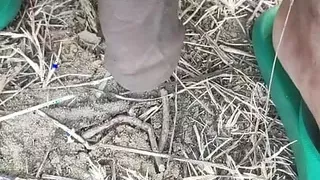 Desi aunty ko dekh kar Handjob outdoor