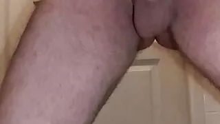 Grosse branlette dans les toilettes humm