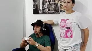 Big ass Latina eating her stepbrother's big cock until putting it inside her pussy while he plays - Porn in Spanish