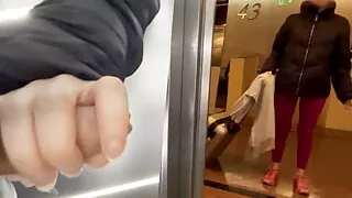 An unknown sporty girl from the hotel gives me a blowjob in the public elevator and helps me finish cumming