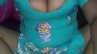 Bhabhi ne mere lund ke bal chhil ke apni chut ke bal bhi saaf kar way