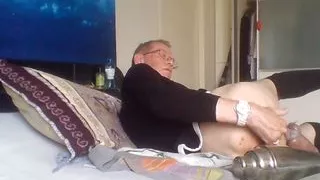 Average mix a drink.