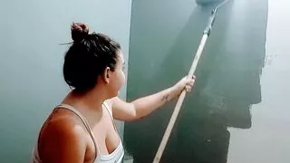 My stepsister's bitch paints the room almost naked, what a great ass she has and her breasts look delicious