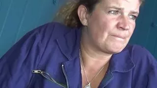 Oma fickt auf der Couch