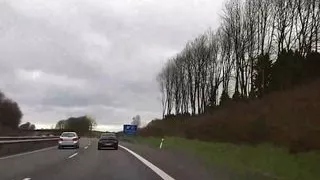 Beim Autofahren mit dem Dildo bearbeitet Milf real Orgasm