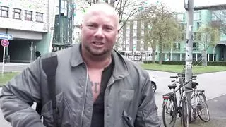 Deutsche Nutte wird auf der couch gefickt