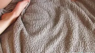 painting my toenails and lotioning my feet - veggiebabyy