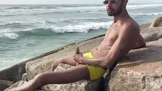 Magrelo Do Pau Grande Showing Off And Punheta On The Beach