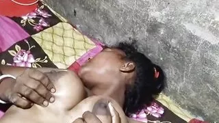 Bhabi ki behen ko  rat me akela pake chud diya