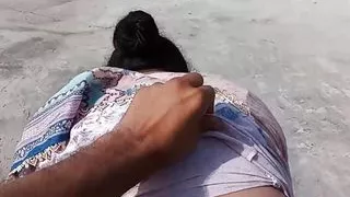 Desi Maid ko chat saaf karny ka bhanay ghar pa bulaya, hot Indian Aunty- Desi Indian hot Maid