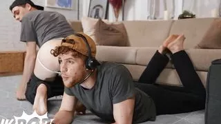 chris white finally stops gaming when he realises his boyfriend  troye dean was having an intense orgasm - twinkpop