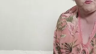 CRAZY WOW chubby mature mother fucks her pussy with