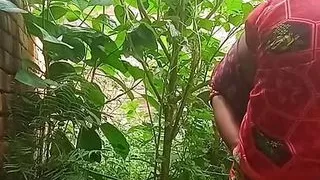 Indian Desi bhabhi ki chodai ghar ke pichhe khet me