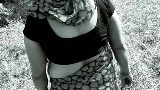 Aunty jungle me Mangal noukar se chudai karwayi jungle me