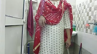 My step sister caught me taking bath in bathroom secretly and fucked xnxx by Herself Hottest Indian sexy bathing and show big