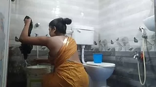 Kam wali Bai kapde dhote samye mailk ne kiya jabardasti