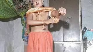 Indian hot aunty opening her cloth and fingerings her pussy