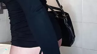 I fix my makeup and ass in the club's bathrooms