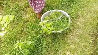 Ghas kat Rahi bhabhi ko ghar mein le jakar gand Mari
