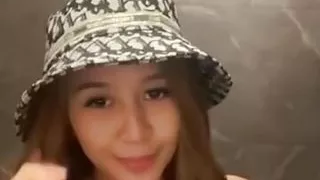 Pamer memek tembem dikamar mandi