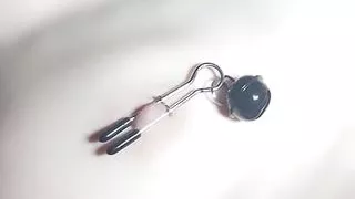 (REAL AMATEUR) girl with gorgeous breasts plays with clips on her small nipples